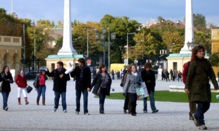 Professor Gabriella Szigethy leads students through the courtyard at the Schönbrunn Palace 