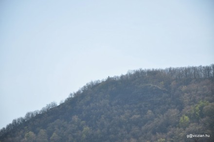A view from afar of the Vöröskő lookout.
