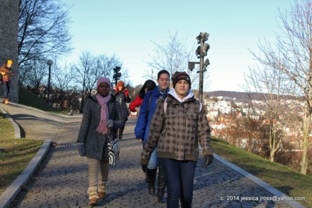 The group descending to the city 